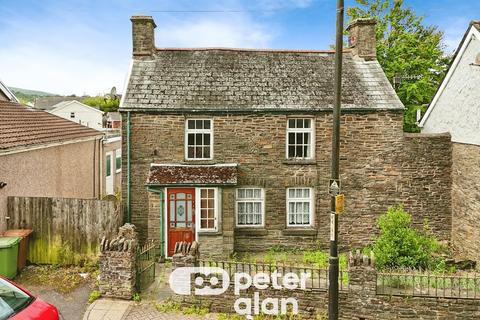2 bed property, in Commercial Street, £130,000