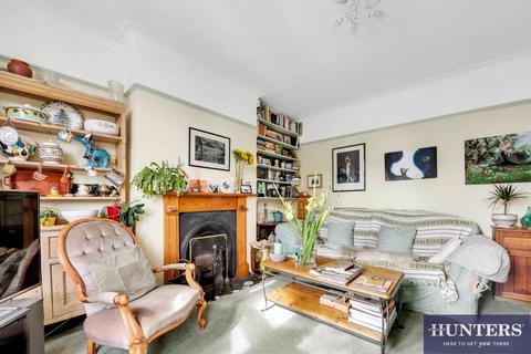 5 bed property, in Dollis Hill Avenue, £799,000