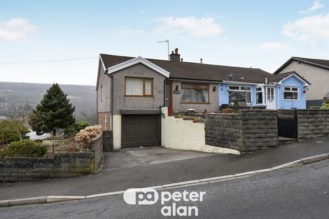 2 bed property, in Meadow Close, £210,000