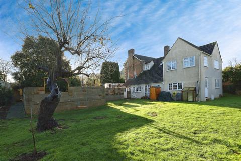 5 bed property, in Dauntsey Wharf, £950,000