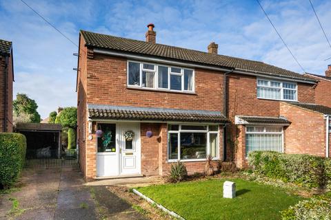 3 bed property, in Neale Close, £425,000