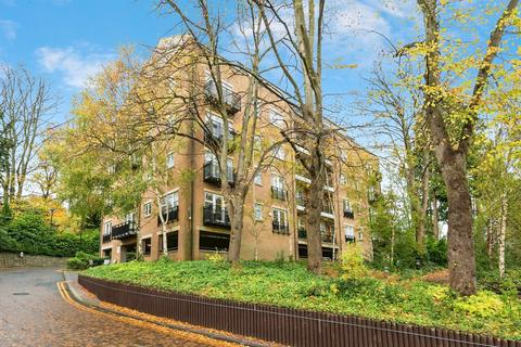 2 bed property, in Caversham Place, £200,000