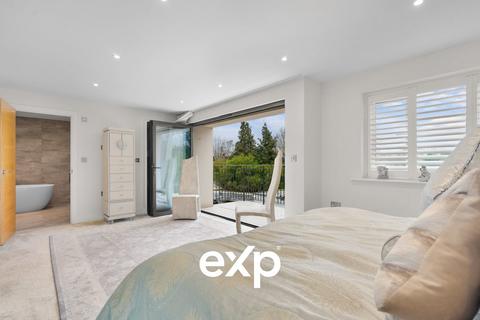 4 bed property, in Green Lane, £850,000