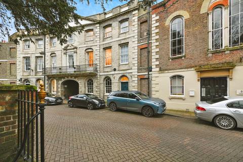 5 bed property, in The Crescent, £350,000