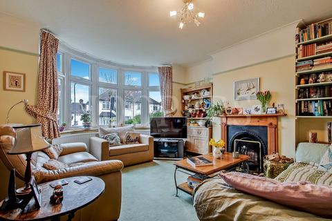 5 bed property, in Dollis Hill Avenue, £799,000