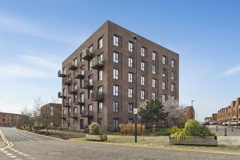 2 bed property, in Barnwell Crescent, £315,000
