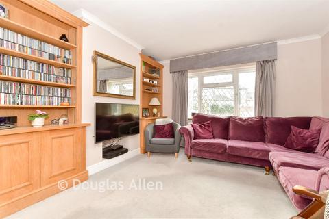 4 bed property, in Roding View, £975,000