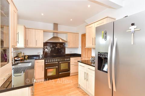 4 bed property, in Roding View, £975,000
