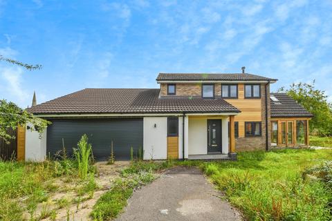 3 bed property, in St. Andrews Close, £360,000