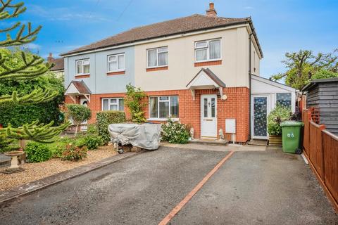 2 bed property, in Coldstone Cross, £180,000
