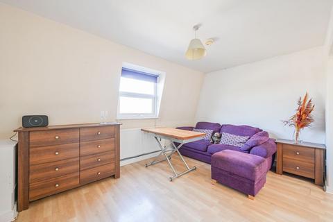 1 bed property, in Mile End Road, £225,000