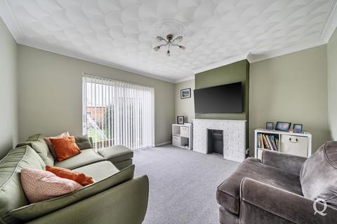 2 bed property, in Bourne Grove, £325,000