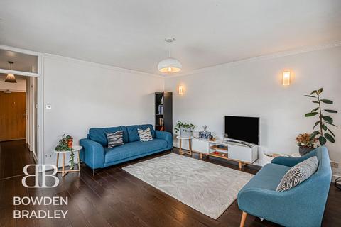 2 bed property, in Horn Lane, £375,000