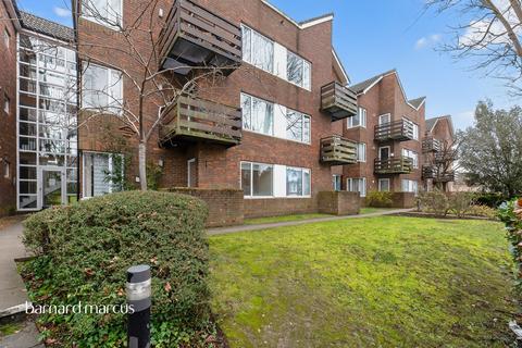 2 bed property, in Cedar Road, £350,000