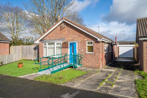 2 bed property, in Thatchers Croft, £315,000