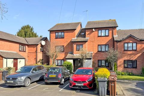 1 bed property, in Goldthorn Hill, £95,000