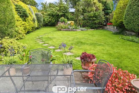 4 bed property, in Highlight Lane, £625,000