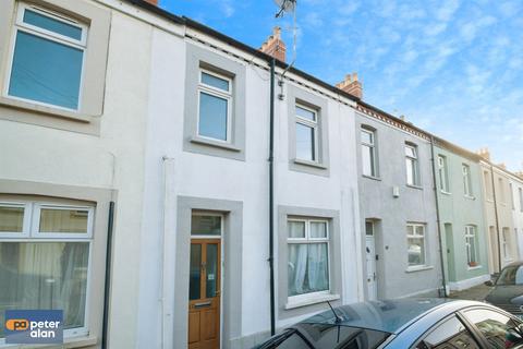 2 bed property, in Rutland Street, £145,000