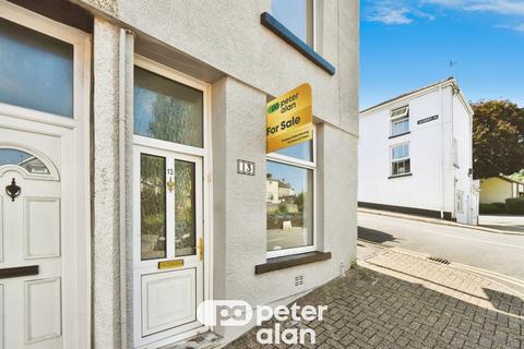 2 bed property, in Cross Street, £112,000