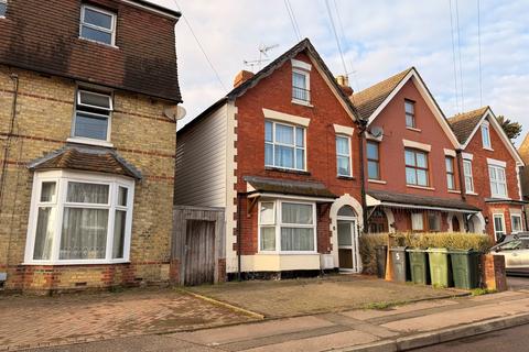 6 bed property, in Albemarle Road, £370,000