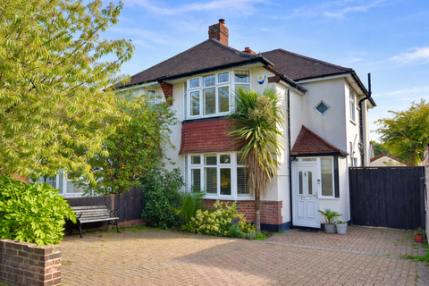 3 bed property, in Elmstead Avenue, £650,000