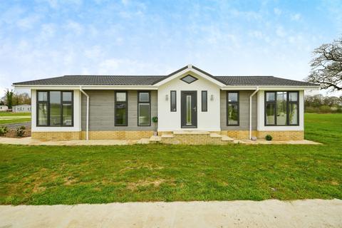 2 bed property, in Heathfield, £250,000