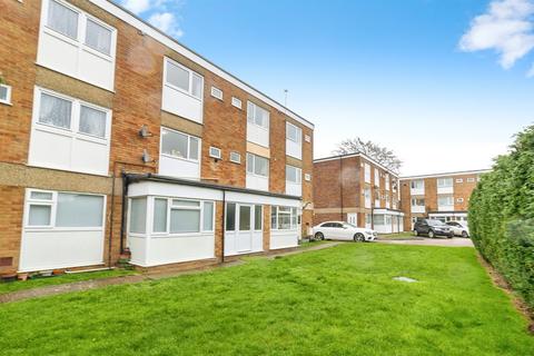2 bed property, in Vicarage Road, £115,000