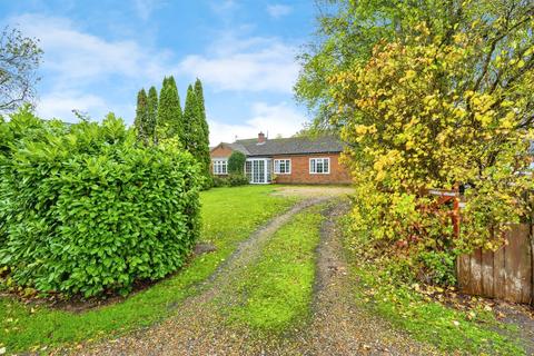 5 bed property, in St. Neots Road, £450,000