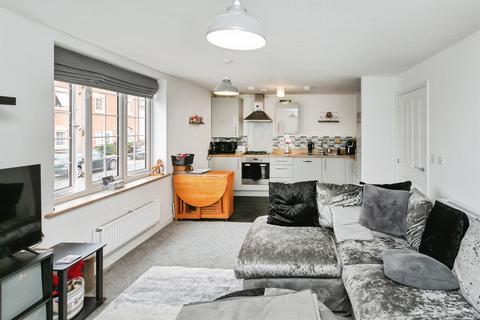 2 bed property, in Buccas Lane, £275,000