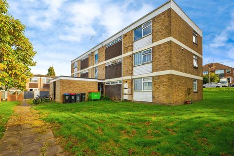 2 bed property, in Strangers Lane, £170,000
