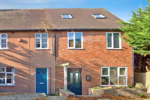 5 bed property, in St. Annes Road, £350,000