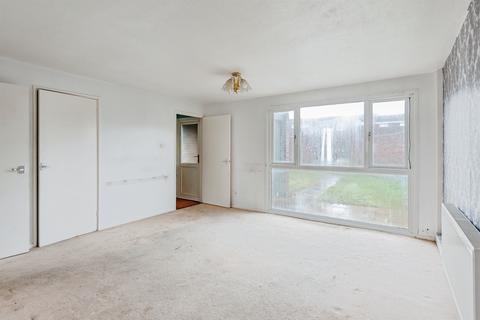 3 bed property, in Apsley Court, £275,000