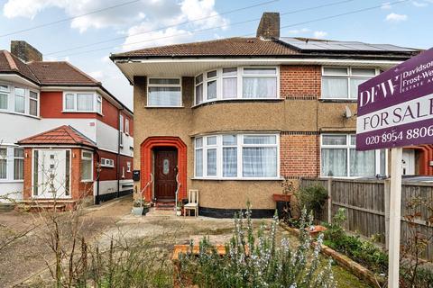 3 bed property, in St. Edmunds Drive, £550,000