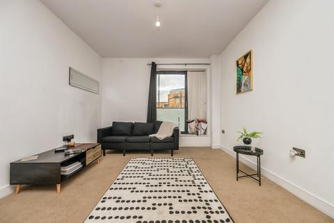 1 bed property, in Summer Lane, £133,000
