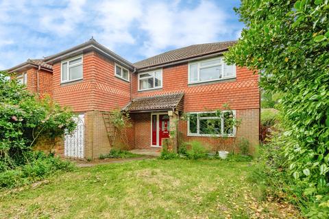 3 bed property, in Squires Close, £675,000