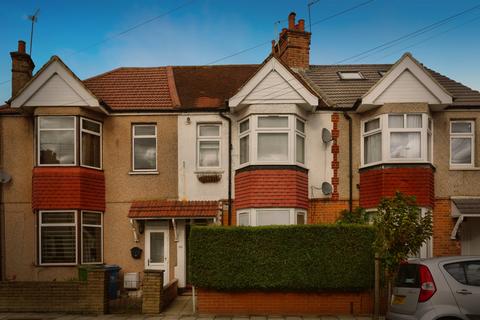 2 bed property, in Grant Road, £275,000