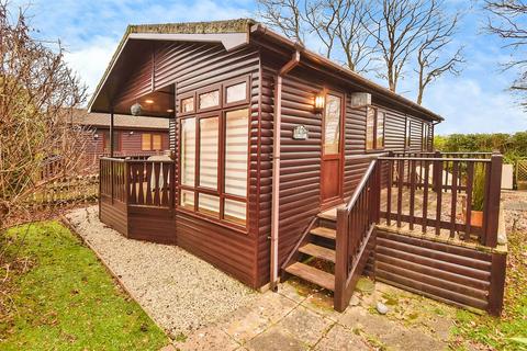 2 bed property, in The Thatches Holiday Village, £80,000