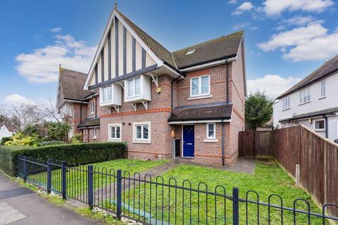 4 bed property, in Waltham Road, £575,000