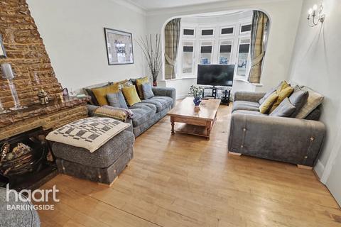 3 bed property, in Redbridge Lane East, £600,000