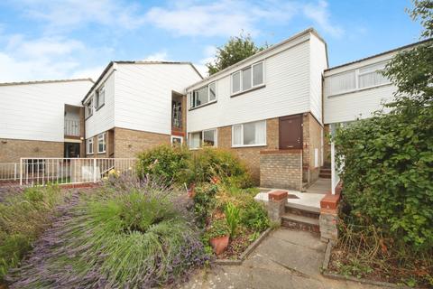 2 bed property, in Bonnick Close, £130,000