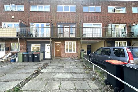 4 bed property, in Waterside, £254,995