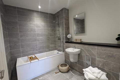 2 bed property, in Aldersey Street, £250,000