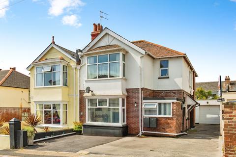 2 bed property, in Fortescue Road, £170,000