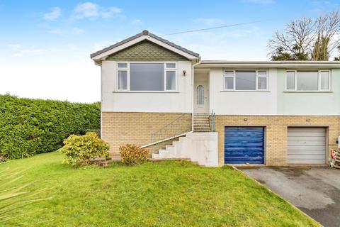 2 bed property, in Waterleat Road, £250,000