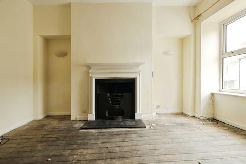 2 bed property, in Briggate, £155,000