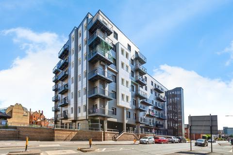 2 bed property, in Buckingham Gardens, £210,000