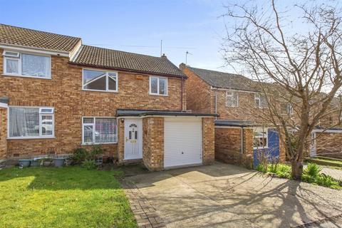 4 bed property, in Hepplewhite Close, £440,000