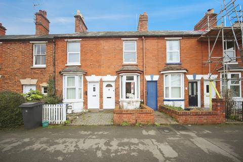 2 bed property, in Clopton Road, £295,000