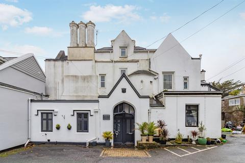 2 bed property, in Barton Road, £220,000
