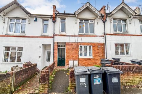 2 bed property, in Hankinson Road, £180,000